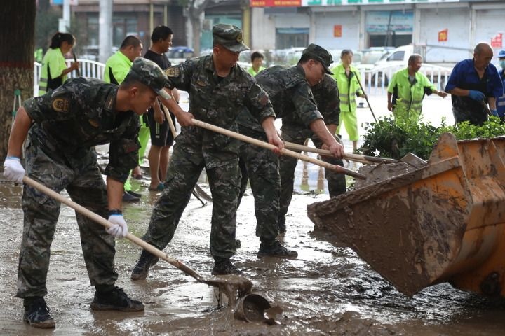 武警河北總隊(duì)保定支隊(duì)官兵在涿州市城西107國道沿線清理淤泥（8月5日攝）。新華社發(fā)（王紅強(qiáng) 攝）