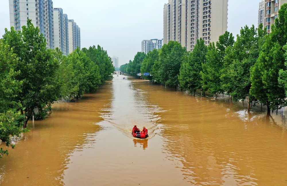 救援人員在河北省涿州市市區(qū)乘坐沖鋒舟前去轉(zhuǎn)移受災(zāi)群眾（8月2日攝，無人機(jī)照片）。新華社記者 牟宇 攝
