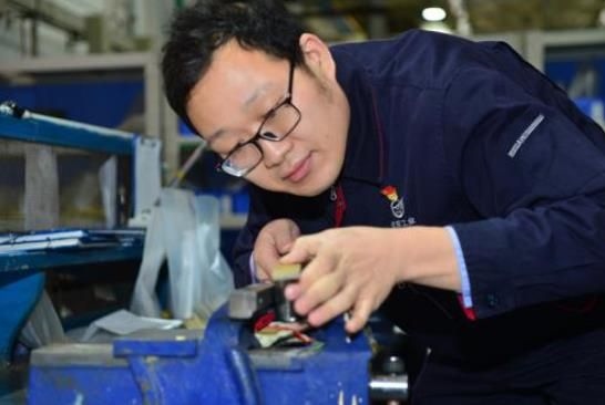工作中的方文墨。航空工業(yè)沈飛供圖
