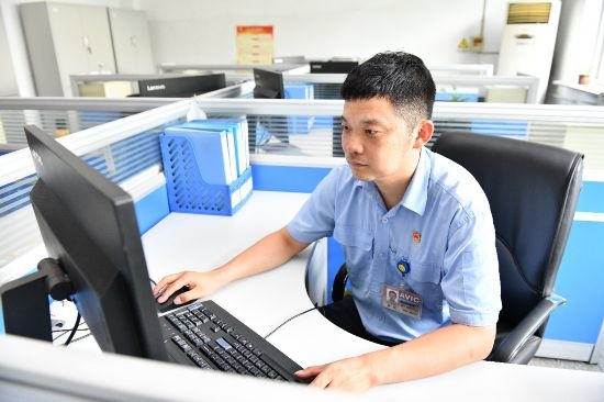 工作中的康凱。航空工業(yè)沈飛供圖