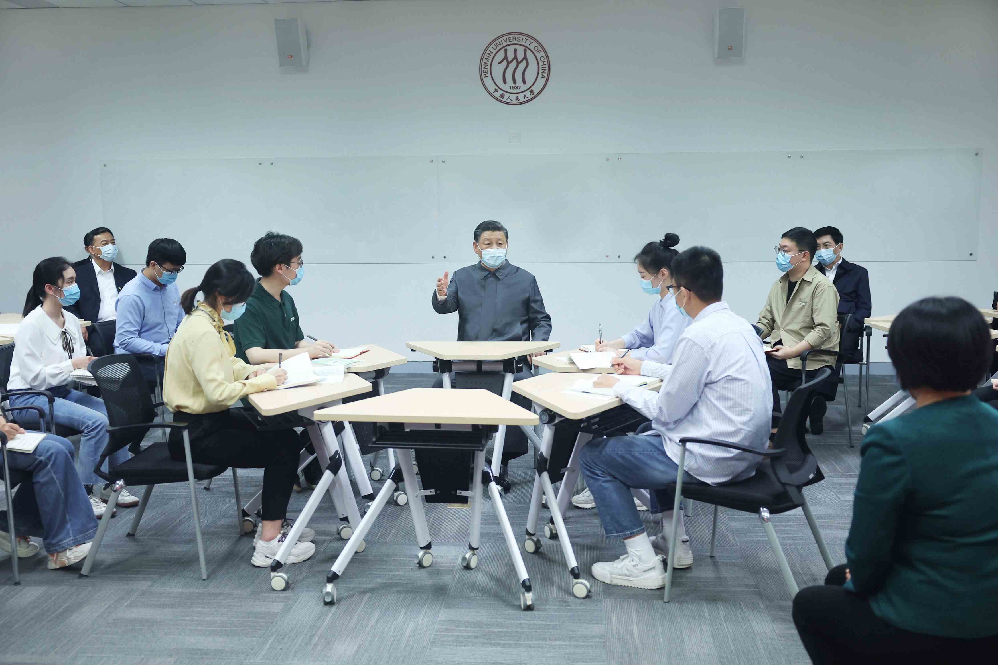 2022年4月25日，習(xí)近平總書(shū)記來(lái)到中國(guó)人民大學(xué)考察調(diào)研。這是總書(shū)記在立德樓觀摩思政課智慧教室現(xiàn)場(chǎng)教學(xué)并參與討論。