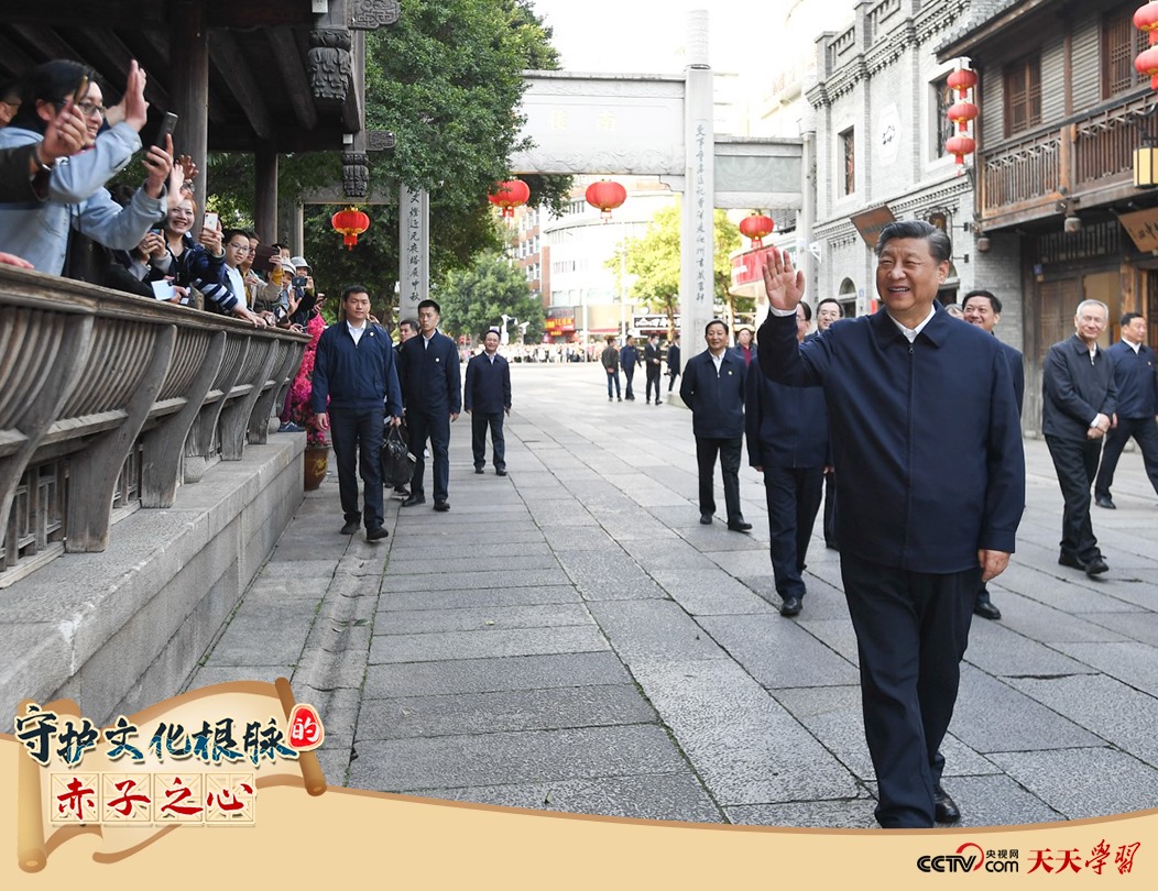 2021年3月24日，習近平總書記在福建福州三坊七巷歷史文化街區(qū)步行察看南后街。