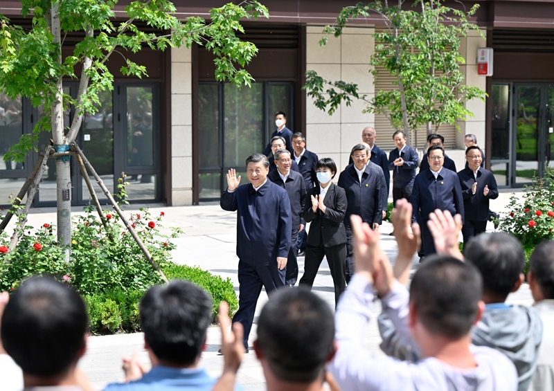 2023年5月10日，習(xí)近平在河北省雄安新區(qū)容東片區(qū)南文營(yíng)社區(qū)考察。