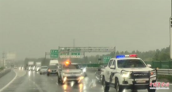 8月2日，京港澳高速，高速交警涿州大隊(duì)警車帶道引導(dǎo)救援物資車隊(duì)進(jìn)入涿州災(zāi)區(qū)。