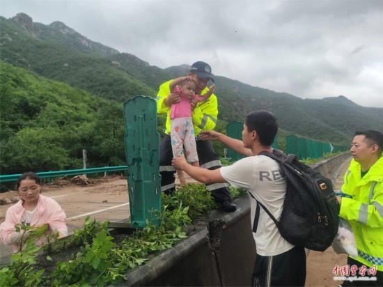 7月31日，張涿高速，高速交警涿鹿大隊(duì)民警救助洪水被困群眾。
