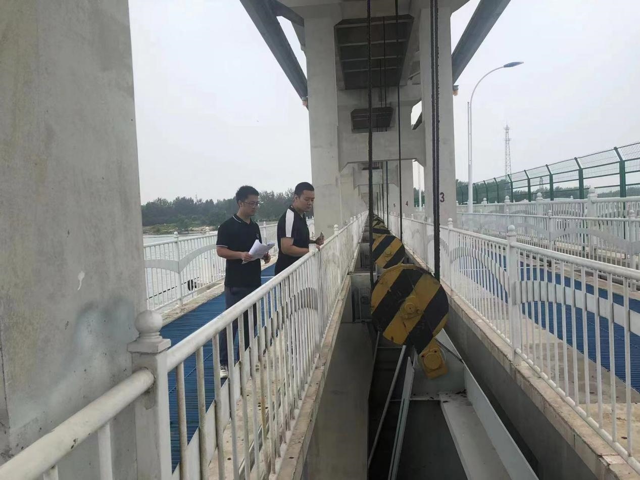 海委海河下游管理局獨(dú)流減河進(jìn)洪閘管理處工作人員檢查水閘閘門啟閉機(jī)。受訪者供圖