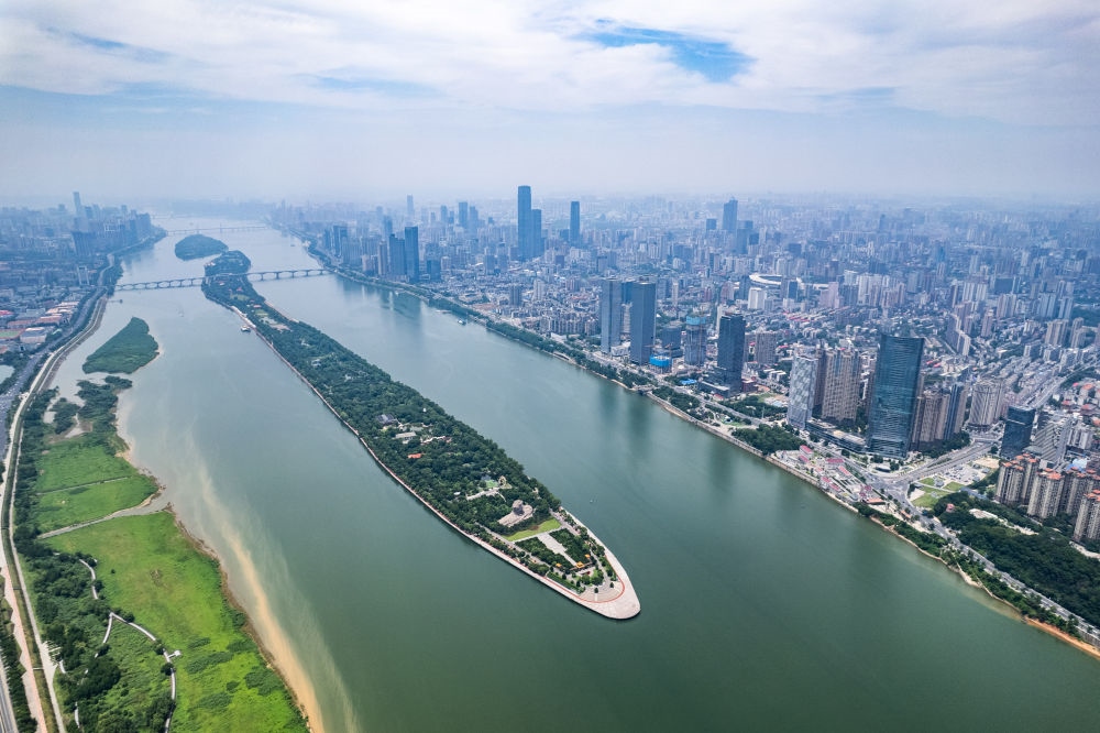 這是6月9日拍攝的長沙橘子洲景區(qū)（無人機照片）。新華社記者 陳思汗 攝