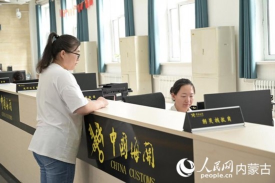 代理報(bào)關(guān)企業(yè)正在滿(mǎn)洲里車(chē)站海關(guān)綜合服務(wù)大廳辦理業(yè)務(wù)。人民網(wǎng) 寇雅楠攝