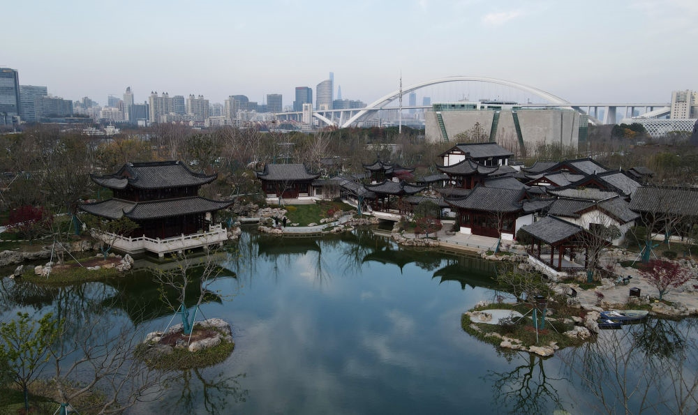俯瞰位于浦東新區(qū)的上海世博文化公園“申園”中式園林（2021年12月20日攝，無人機(jī)照片）。新華社記者 方喆 攝