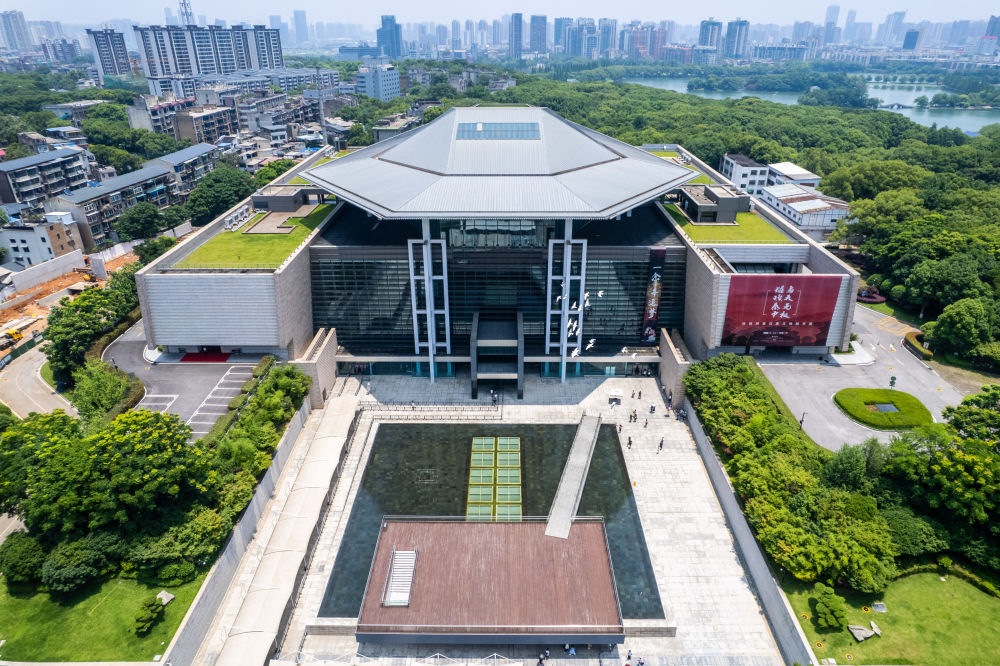 這是在長沙市開福區(qū)拍攝的湖南博物院及周邊景色（無人機照片，6月7日攝）。新華社記者 陳思汗 攝