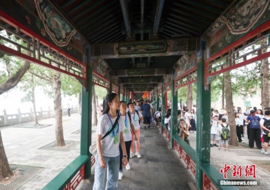 圖為學(xué)員們游覽長(zhǎng)廊。<a target='_blank' href='/'><p align=