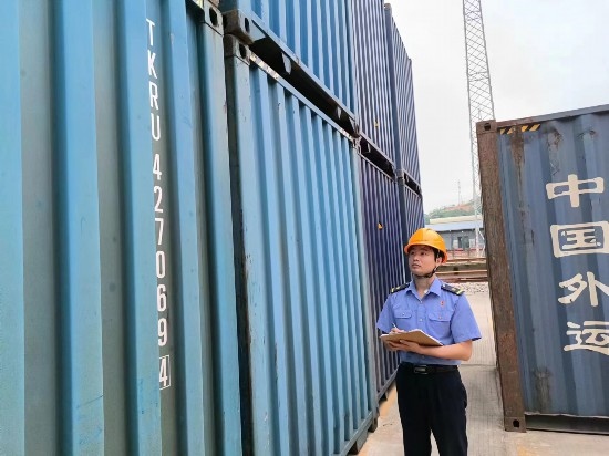鐵路貨運(yùn)員在檢查集裝箱箱體情況、記錄箱號。中國鐵路廣州局集團(tuán)有限公司供圖