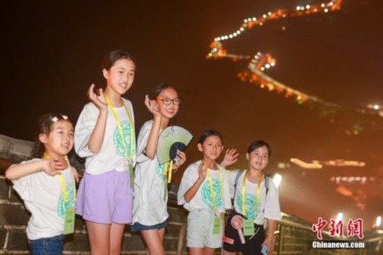 8月9日晚，2023海外華裔青少年夏季研學(xué)營(yíng)的學(xué)員們夜游八達(dá)嶺長(zhǎng)城。圖為學(xué)員們?cè)陂L(zhǎng)城上拍照。<a target='_blank' href='/'><p align=