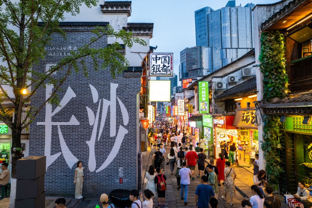 游客在長沙市天心區(qū)太平老街打卡、游玩（無人機照片，6月7日攝）。新華社記者 陳思汗 攝