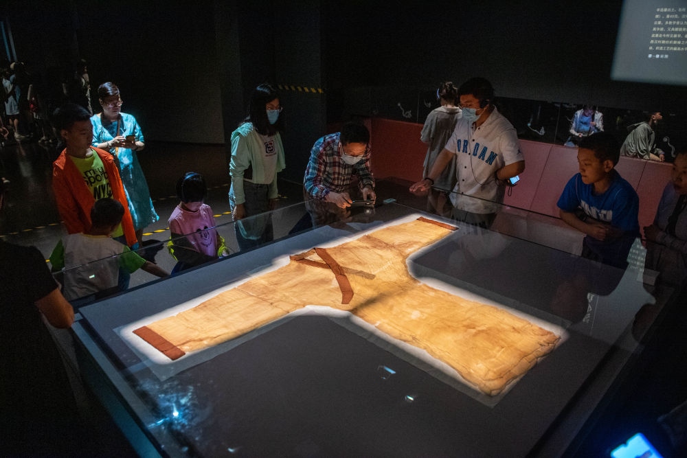 在湖南博物院，游客在參觀馬王堆漢墓出土文物“素紗單衣”（6月7日攝）。新華社記者 陳思汗 攝