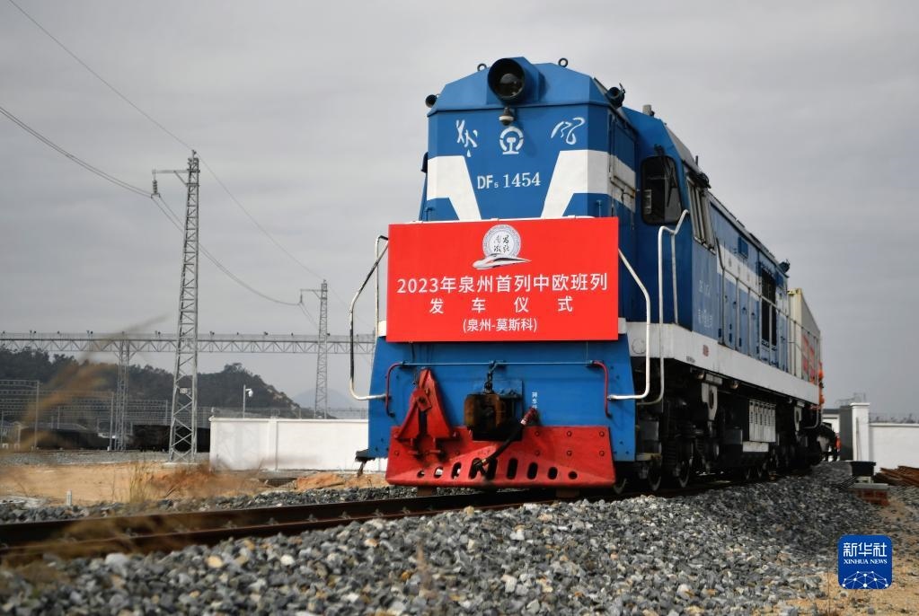 2月3日，中歐班列駛出興泉鐵路黃塘站。當(dāng)日，滿載著55個集裝箱的中歐班列，從位于福建泉州惠安縣的興泉鐵路黃塘站駛出。這是泉州今年開出的首趟中歐班列，也是興泉鐵路開通后的首趟泉州中歐班列。據(jù)了解，此次班列裝載產(chǎn)品主要來自泉州進(jìn)出口企業(yè)，貨重601.4噸，貨值約262.5萬美元。新華社記者 魏培全 攝