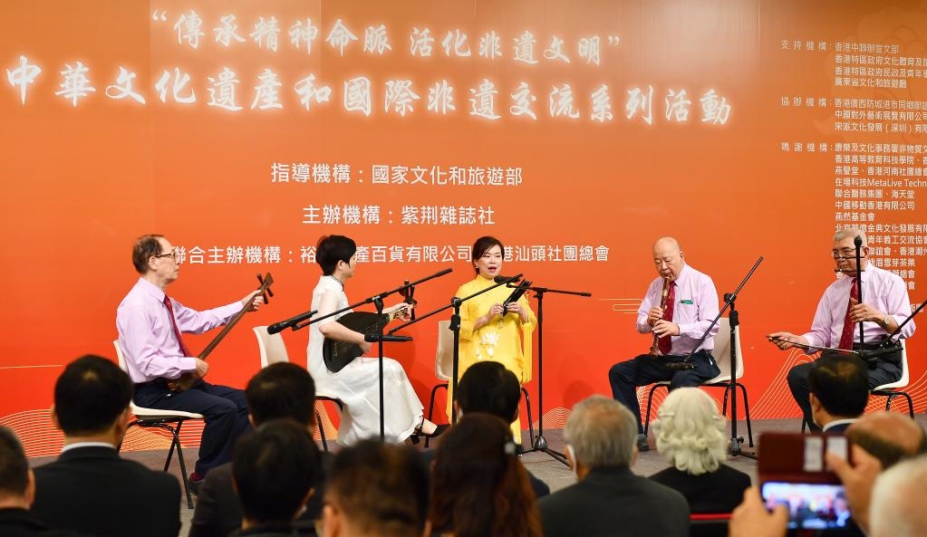 2022年11月23日，演員在“傳承精神命脈 活化非遺文明”中華文化遺產(chǎn)和國際非遺交流系列活動開幕式上表演非遺項目南音《滿空飛》。新華社記者 陳鐸 攝