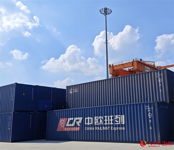 8月3日，中歐班列（中豫號(hào)）集裝箱在鄭州車站海關(guān)等候查驗(yàn)。人民網(wǎng) 崔譯戈攝