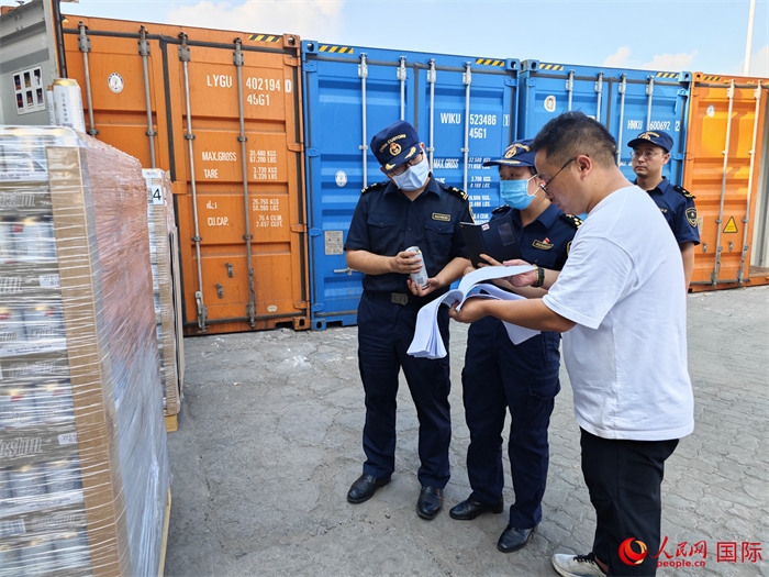 8月3日，鄭州車站海關(guān)工作人員在查驗(yàn)報(bào)關(guān)貨物。人民網(wǎng) 崔譯戈攝
