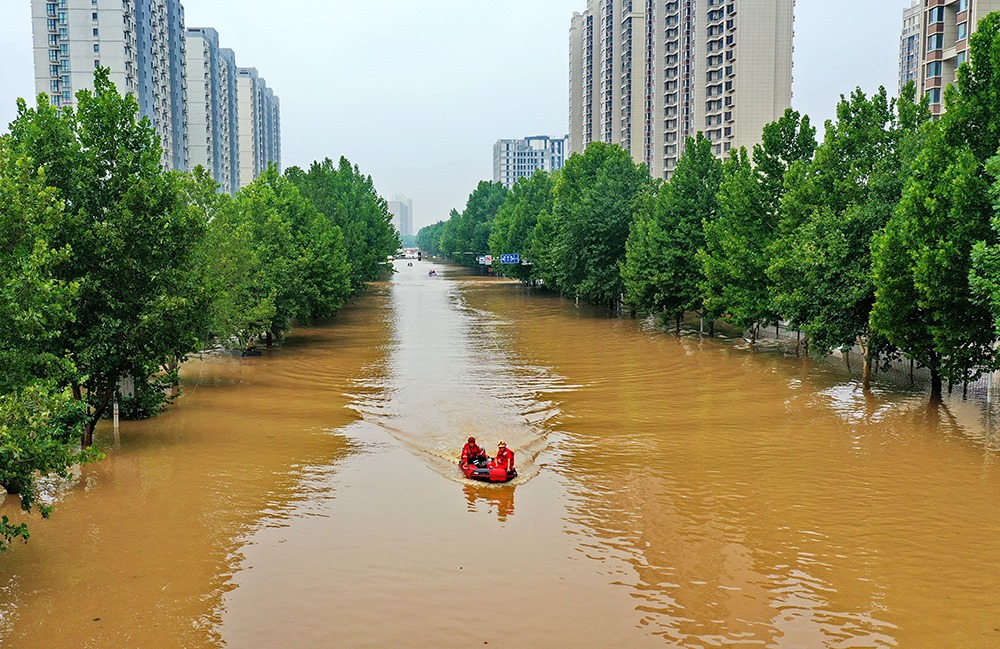 2023年8月2日，救援人員在河北省涿州市市區(qū)乘坐沖鋒舟前去轉(zhuǎn)移受災(zāi)群眾。