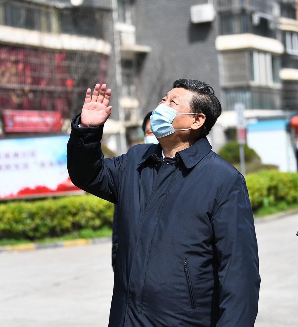 2020年3月10日，習(xí)近平總書記在湖北省武漢市東湖新城社區(qū)考察時(shí)，向在家隔離居住的居民揮手致意、表示慰問。