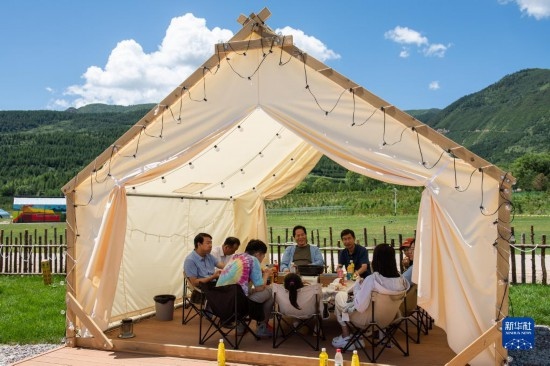 8月12日，游客在寧夏固原市涇源縣大灣鄉(xiāng)楊嶺村品嘗當(dāng)?shù)孛朗?。新華社記者 李旭倫 攝