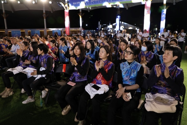 第三屆中國女子圍棋名人戰(zhàn)本賽32棋手悉數(shù)亮相開幕式。人民網(wǎng)記者 李乃妍攝