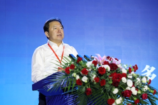 鄂爾多斯市委常委、伊金霍洛旗委書記華瑞鋒致辭。人民網(wǎng)記者 李乃妍攝