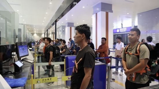 6月13日，乘坐中老鐵路國際旅客列車的旅客在磨憨邊檢大廳排隊候檢。李揚 攝