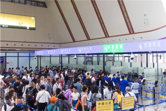 7月22日，乘坐中老鐵路國際旅客列車的旅客在磨憨邊檢大廳排隊候檢。衛(wèi)海林 攝