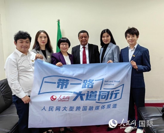 穆拉圖·特肖梅與人民網(wǎng)記者合影。
