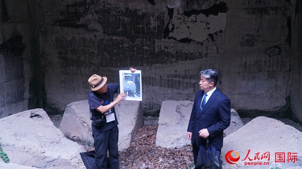 毒氣島歷史研究所事務(wù)局長山內(nèi)正之在毒氣儲存遺址為大家介紹日軍發(fā)動毒氣戰(zhàn)的罪證。人民網(wǎng) 蔣曉辰攝