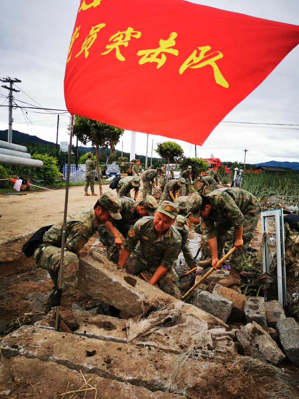 8月7日，陸軍第78集團軍某旅組織黨員突擊隊在吉林舒蘭市七里鄉(xiāng)清理路障。新華社發(fā)（劉洋 攝）