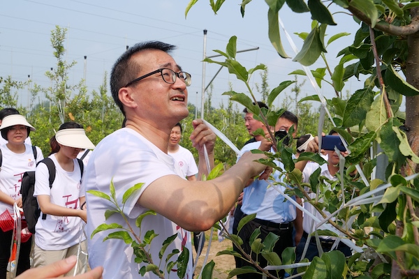 上財校長劉元春帶領(lǐng)河北保定“千村調(diào)查”分隊開展勞動實踐。校方供圖
