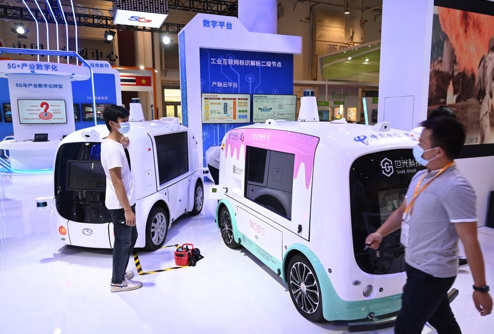 中國(guó)制造的智能汽車(chē)模型在2021金磚國(guó)家新工業(yè)革命展現(xiàn)場(chǎng)展出（2021年9月9日攝）。新華社記者 林善傳 攝