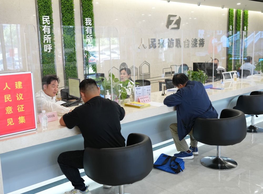 在杭州市余杭區(qū)社會治理中心，工作人員在接待前來上訪的群眾（5月25日攝）。新華社記者 翁忻旸 攝
