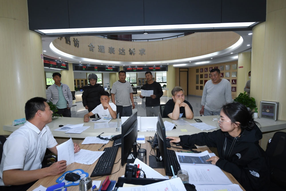 浙江省安吉縣社會治理中心工作人員在處理群眾信訪訴求（5月8日攝）。新華社記者 翁忻旸 攝