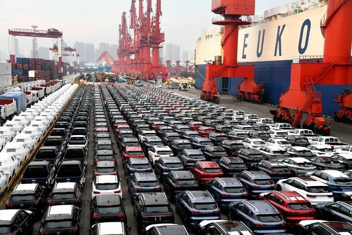 商品車(chē)在山東港口青島港大港公司八號(hào)碼頭等候裝船（2022年8月7日）。大型滾裝貨輪“晨聲輪”靠泊山東港口青島港大港公司八號(hào)碼頭，將各類(lèi)逾1900輛商品車(chē)運(yùn)往非洲。新華社記者 李紫恒 攝