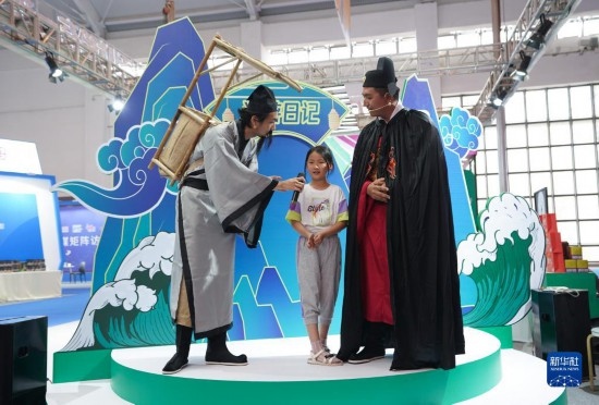 8月16日，一名小朋友在第七屆中國—南亞博覽會文化旅游館參加問答活動。