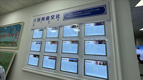 社區(qū)服務(wù)中心內(nèi)民族風(fēng)俗文化墻。人民網(wǎng)記者 金洪花攝