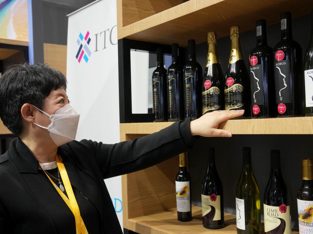 這是在中國上海舉行的第五屆進(jìn)博會(huì)上拍攝的來自南非的葡萄酒（2022年11月7日攝）。