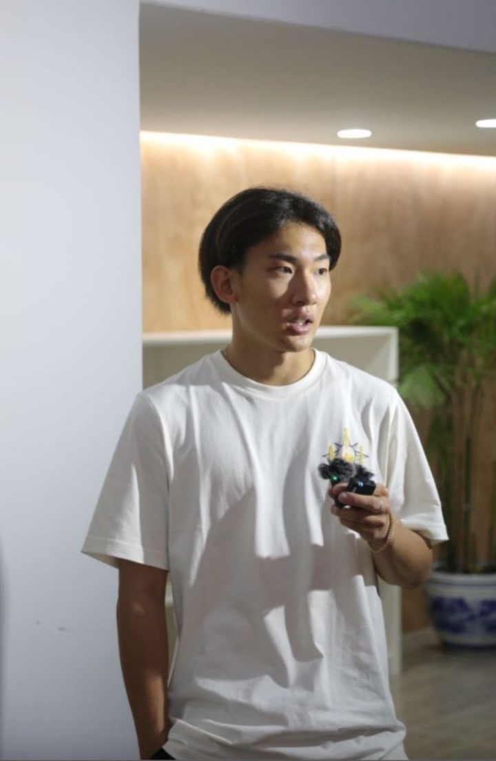 蘇翊鳴接受媒體采訪。