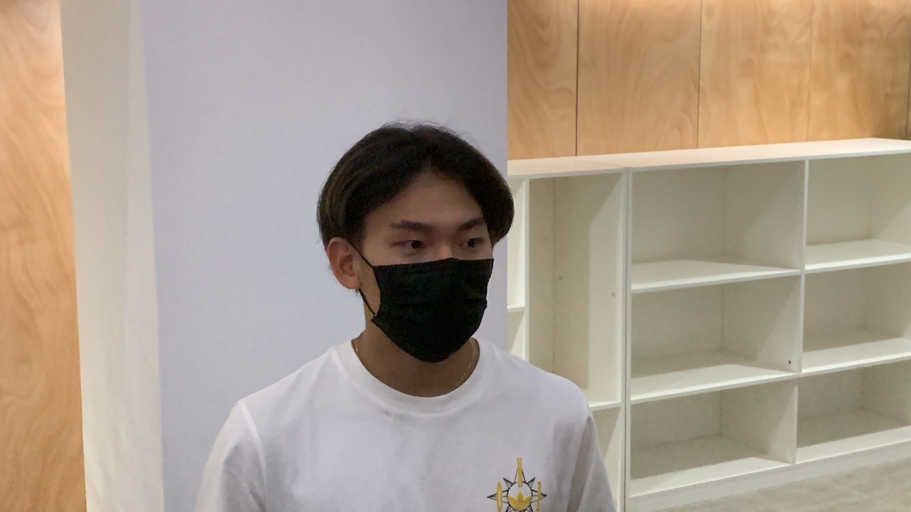 蘇翊鳴接受媒體采訪。荊政崳攝
