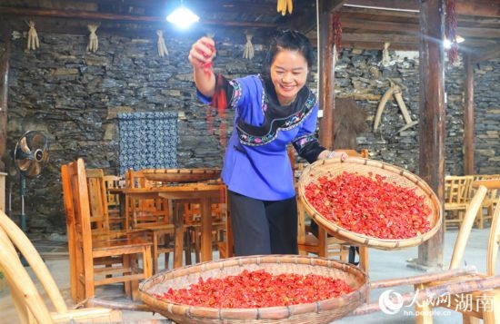 村民李霞返鄉(xiāng)從事餐飲業(yè)。 人民網(wǎng)記者 劉賓攝