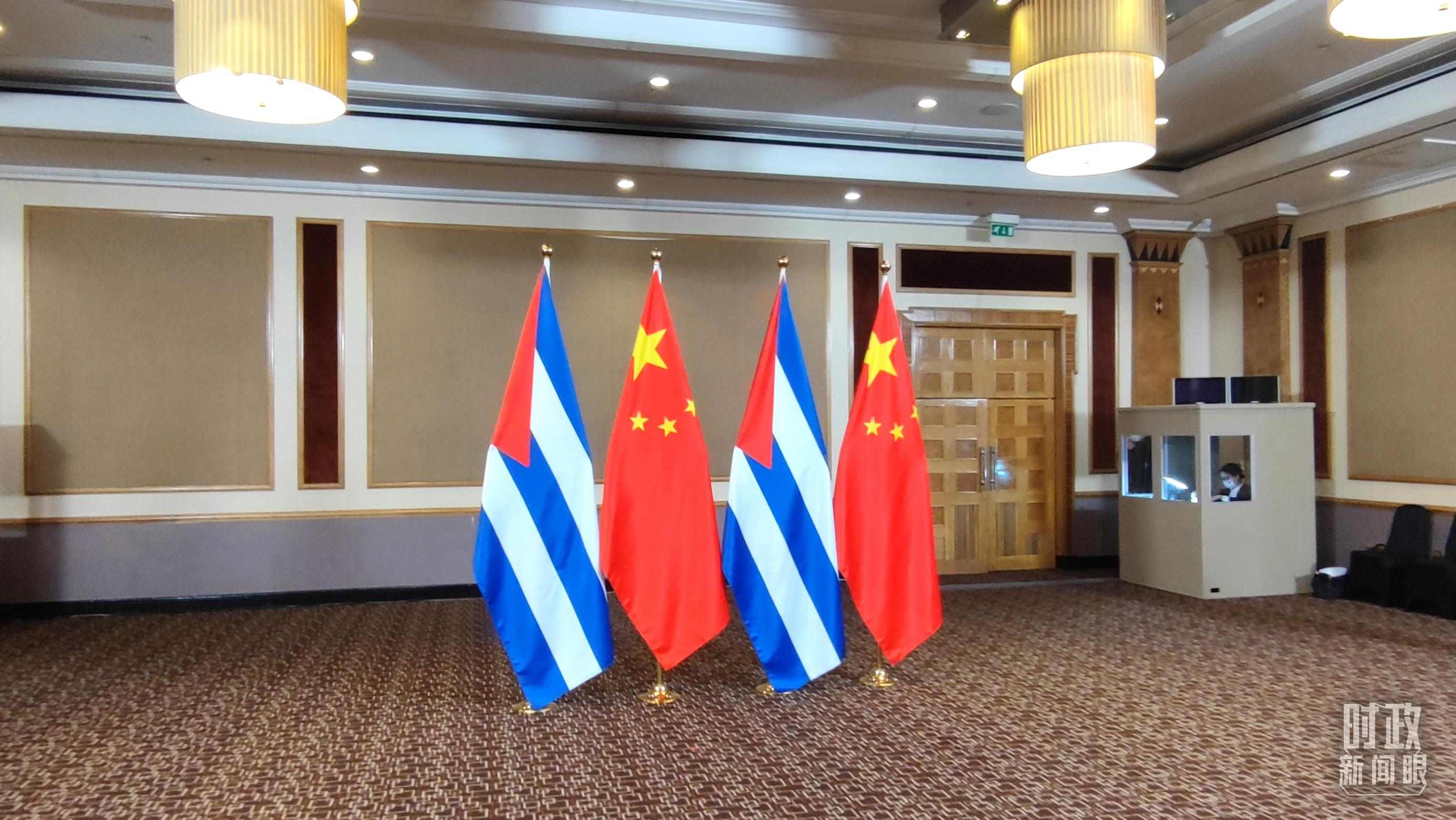 △會(huì)見現(xiàn)場的中古兩國國旗。（總臺(tái)央視記者耿小龍拍攝）