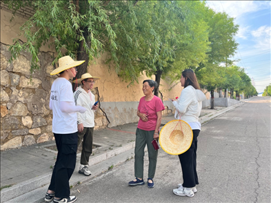 國土整治與生態(tài)修復(fù)實(shí)踐調(diào)研團(tuán)師生與村民交流。校方供圖