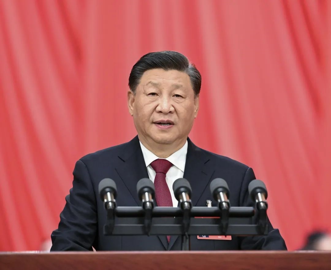 2022年10月16日，中國共產(chǎn)黨第二十次全國代表大會在北京人民大會堂開幕。習(xí)近平代表第十九屆中央委員會向大會作報告。圖/新華社記者 饒愛民 攝