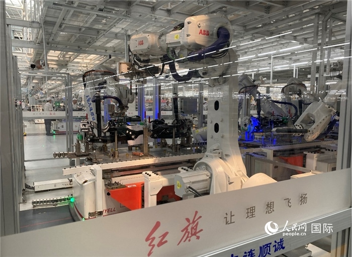 一汽—紅旗繁榮工廠內(nèi)的智能機(jī)器人。人民網(wǎng) 宋歌攝
