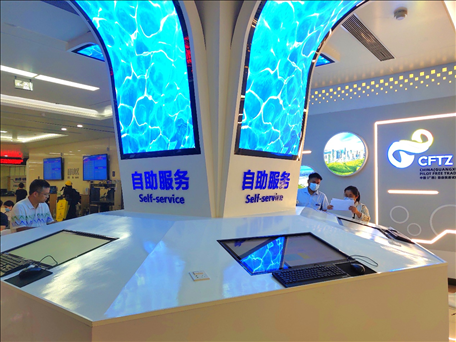 市民在中國（廣西）自由貿(mào)易區(qū)南寧片區(qū)綜合服務(wù)大廳辦理業(yè)務(wù)。人民網(wǎng) 付華周攝