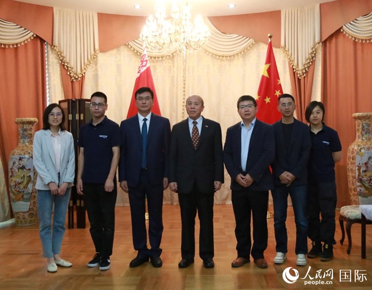 謝小用大使與人民網(wǎng)記者合影。
